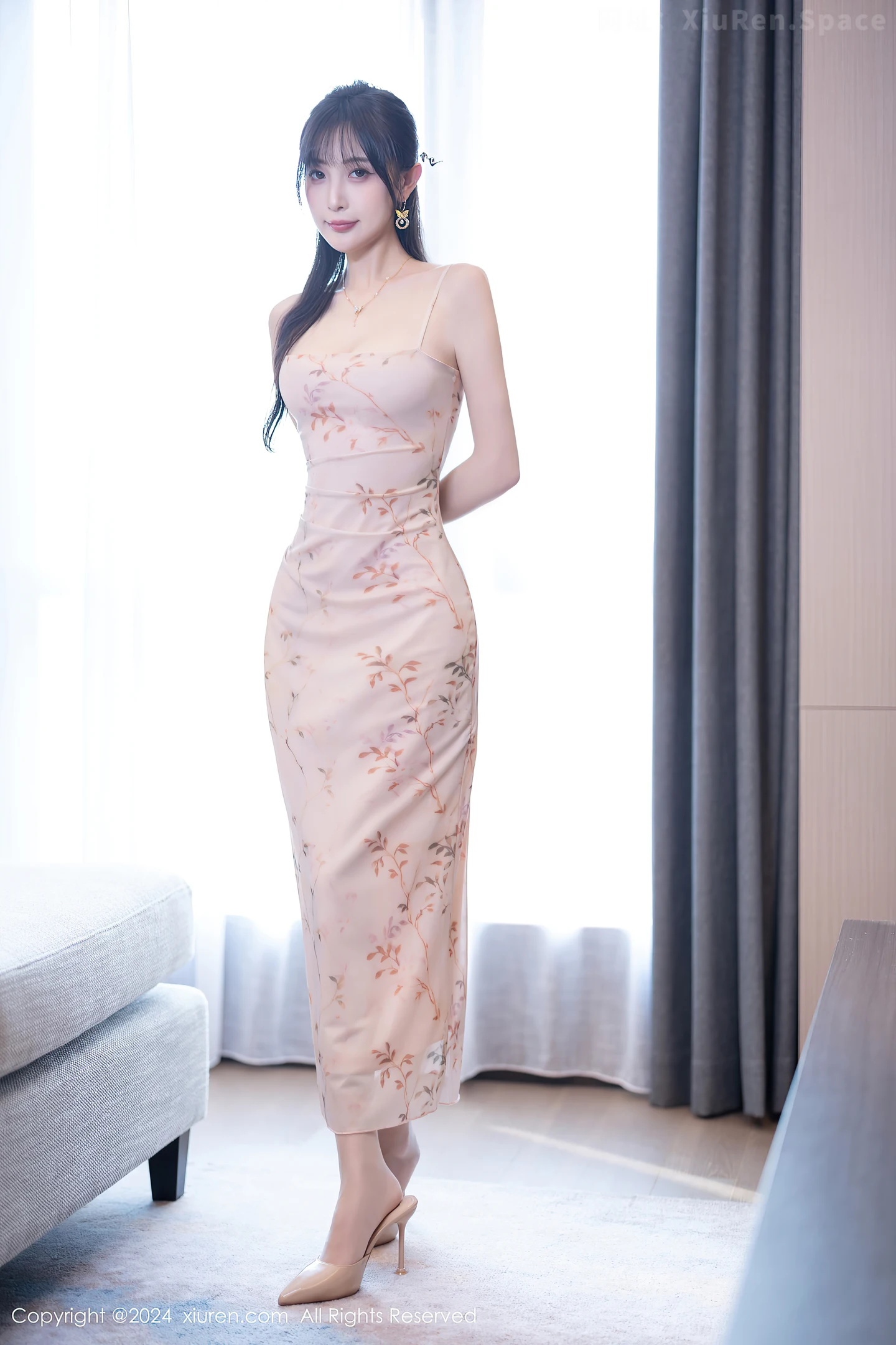 图片[3]-[XiuRen秀人网]VOL.8682 模特林星阑性感浅粉色连衣裙+灰色连体内衣秀曼妙身姿诱惑写真82P-秀人网官方网站